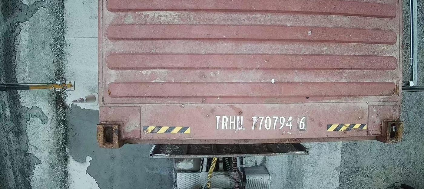 Puerta trasera de un contenedor con el código ISO TRHU 770794 6 legible